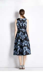 Detail of the high-waisted floral midi dress with a back invisible zipper closure