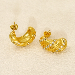 Boucles d'oreilles créoles dorées en acier inoxydable avec zircons et texture