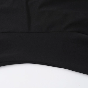 Gros plan sur la texture du tissu en tricot noir et les coutures de la fente latérale