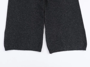 Detailaufnahme der anthrazitgrauen Strickbündchen und Rippkanten an einem Modeset