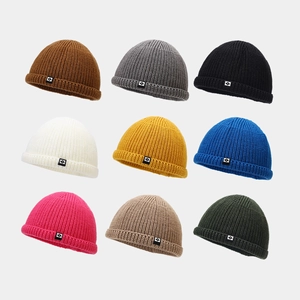 Bonnet docker en maille pour hommes et femmes avec texture côtelée et écusson logo