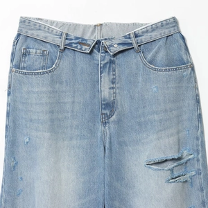 Jeans azzurro chiaro effetto consumato con strappi, lavaggio vintage e vita risvoltata moda