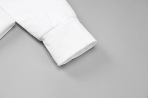 Detalle del puño acanalado blanco en sudadera corta de manga larga entallada