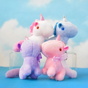 Detailansicht von Plüsch-Einhorn-Schlüsselanhängern mit bunten Schleifen und Glitzerhörnern.