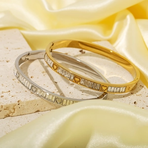 Bracelets en acier poli or et argent avec incrustation de zircons et motifs de cœur