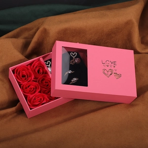 Coffret bijoux rose avec roses en savon rouges et ensemble élégant bagues et boucles