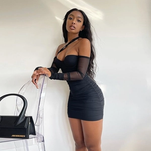 Robe moulante noire avec mesh, décolleté licou et manches longues amovibles