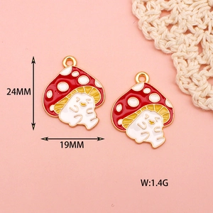 Détail des breloques champignons rouges de 19x24mm pour la création de bijoux DIY