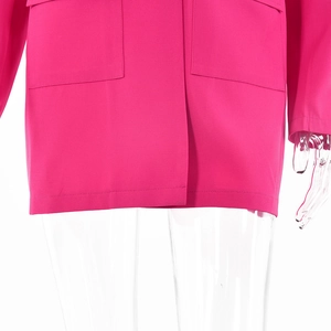 Vue macro détaillée des poches du blazer rose rouge et texture du tissu tissé