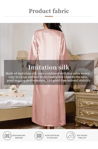 Nuisette en satin rose avec bordure en dentelle noire aux manches et texture soie