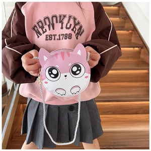 Sac bandoulière chat rose pour filles porté par une petite fille dans un décor extérieur