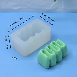 Macro shot of bear-shaped toast silicone mold with dimensions 9.2x5.4x4cm for DIY baking