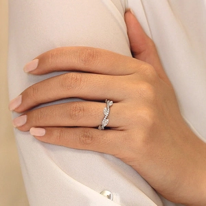 Elegante anillo de hoja plateada con circonitas en una banda de vid ondulada