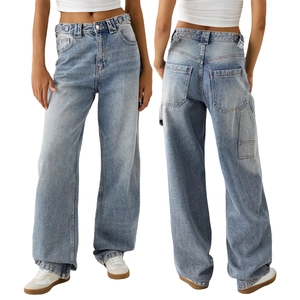 Détails avant et arrière du jean cargo baggy délavé bleu clair avec poches latérales