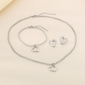 Détail du parure de bijoux cœur en argent avec pendentifs creux sur chaînes