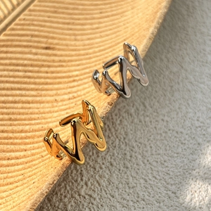Fashionable wave-shaped stainless steel rings in 18K gold and silver finishes