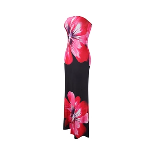 Dettaglio del vestito lungo a fascia nero con stampa floreale rossa estiva chic