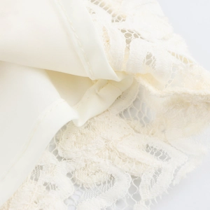Robe en dentelle française élégante de couleur crème avec boutons perles et manches évasées