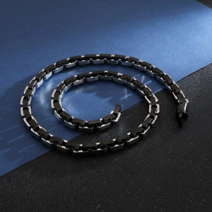 Detailansicht der schweren geometrischen Gliederkette für Herren in Silber und Schwarz
