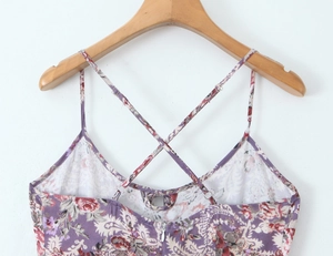 Détail de la robe paisley violette montrant les bretelles croisées et la fermeture éclair