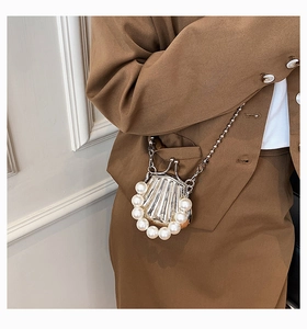 Schicke silberne Mini-Tasche in Muschelform mit Perlenbesatz und silberner Metallkette