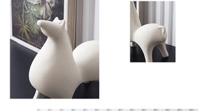 Gros plan d'une sculpture de cheval en céramique blanc mat au fini texturé lisse