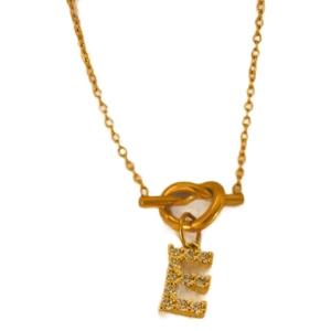 Goldene Halskette aus Edelstahl mit Buchstabe E, Strasssteinen und Herz-Verbinder