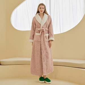 Peignoir épais en jacquard rose avec revers blancs et texture polaire femme