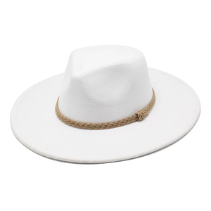 Dettaglio cappello fedora bianco in lana con fascia intrecciata marrone e nodo moda