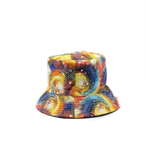 Vue détaillée d'un chapeau bob avec des motifs floraux tie-dye orange et bleu éclatants