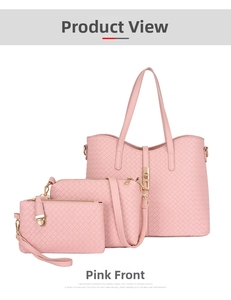 Détail d'un ensemble de 3 sacs roses en cuir tressé avec des finitions en métal doré