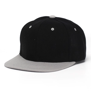 Vue latérale d'une casquette snapback bicolore en sergé noir avec visière grise