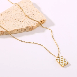 Collana a scacchi placcata in oro 18K con ciondolo in zircone su supporto in pietra