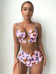 Détail bikini rose à imprimé papillon avec anneau métallique et taille haute chic