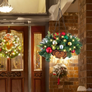 Detail eines beleuchteten Weihnachts-Hängekorbs mit Tannennadeln und Festkugeln