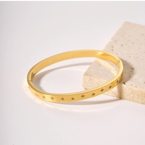 Dettaglio del bracciale in acciaio inossidabile 18K con stelle incise e zirconi incastonati
