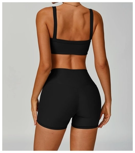 Détail arrière de l'ensemble de yoga noir côtelé avec brassière dos nageur et short serré