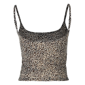 Dettaglio del crop top con stampa leopardata e spalline sottili su sfondo bianco