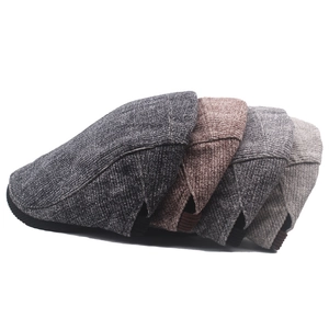Béret casquette pour hommes en quatre coloris avec texture rayée et dos élastique