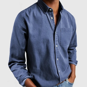 Detalle de camisa azul oscuro de manga larga con botones blancos y un bolsillo en el pecho