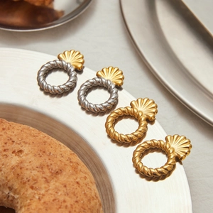 Orecchini a conchiglia e cerchio a spirale in finitura oro e argento da donna