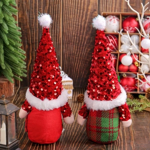 Gnomes de Noël avec chapeaux pointus à paillettes rouges sur fond de bois vintage