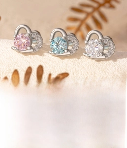 Macro detail of heart zircon earrings with dimensions 0.8x6mm bar and 4mm base
