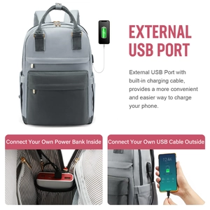 Detalle de mochila gris para viaje con puerto USB externo y cable de carga interno.