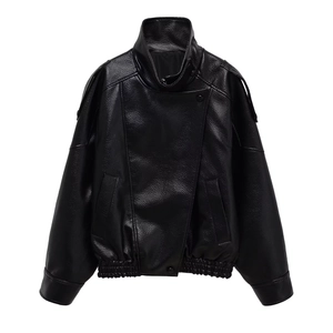 Veste motard en similicuir noir au design asymétrique et col montant sur fond blanc