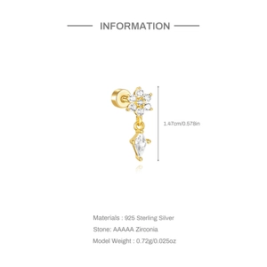 Vue détaillée d'une boucle d'oreille fleur en argent 925 avec zircons AAAAA