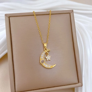 Collier élégant en acier titane doré avec pendentif lune et étoile serti de zircon