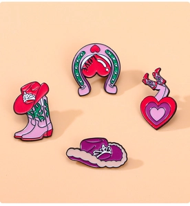 Lot de quatre pin's émaillés roses et violets avec bottes de cowboy et fer à cheval
