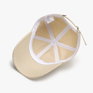 Vue intérieure de la casquette de baseball en coton kaki avec broderie et boucle en métal