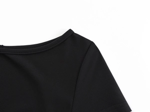 Détail du t-shirt noir à épaules dénudées montrant le col et la maille de qualité